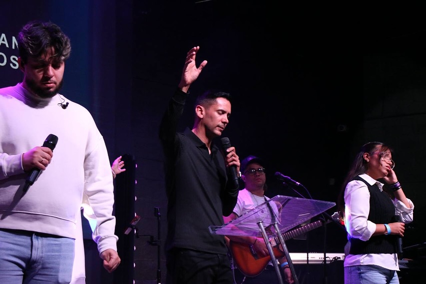 ¿Cómo Invitar a un Amigo o Familiar a Acompañarte a la Iglesia? Un Acto de Amor en Casa de Poder Miami